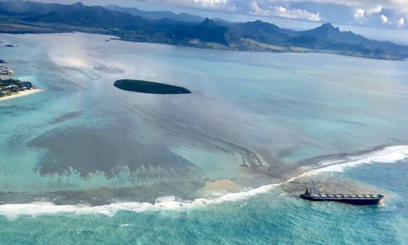 Grounded Mauritius ship operator apologises for oil leak