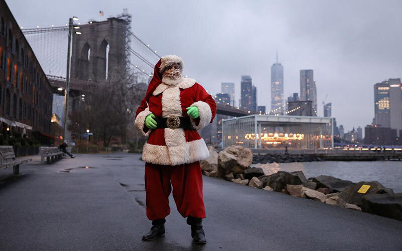 Wider Image: Christmas wishes from Santas around the world