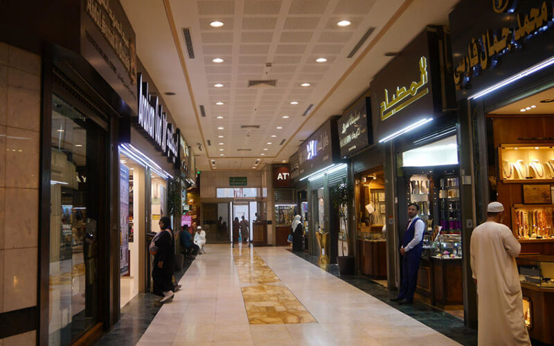 Saudi malls, supermarkets, restaurants told to increase hiring of Saudi nationals