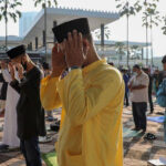 Muslims-pray-outside-the-closed-National-Mosque