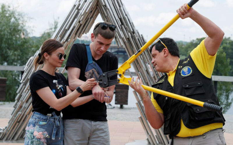Ukraine’s inseparable couple ditches the handcuffs and parts ways