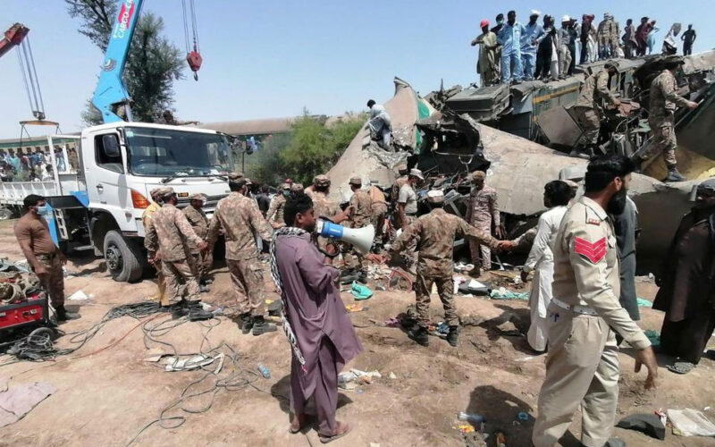 36 killed in Pakistani train crash