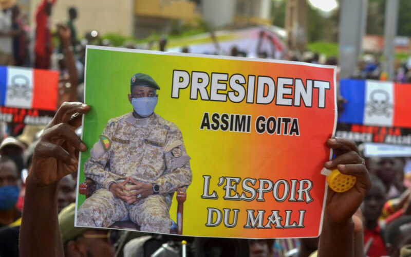 Mali coup leader sworn in as president