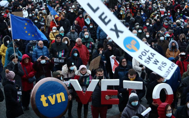 ‘Free People, Free Media’: Poles protest against media law