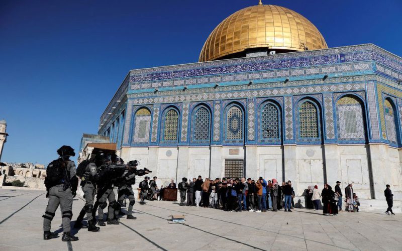 Palestinians clash with Israeli police at Jerusalem holy site, 152 injured