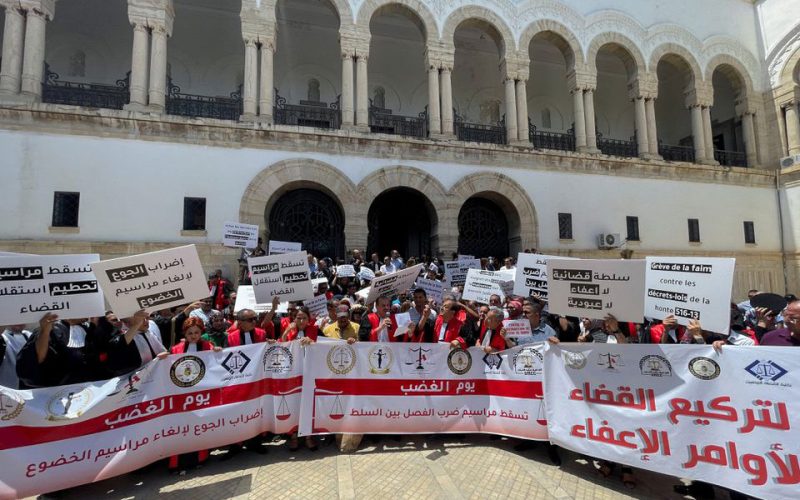 Tunisian judges suspend strike