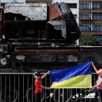 Children_Ukrainian-flag_destroyed-russian-military-equipment