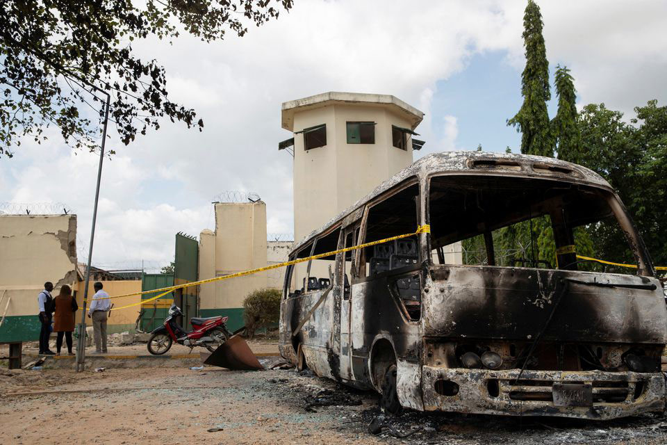 Nigeria_burnt-vehicle_Kuje-prison