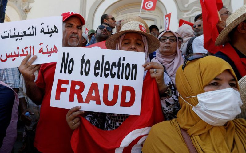 Hundreds protest Tunisian referendum