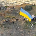 Ukraine_flag-raising-ceremony-on-Snake-Island