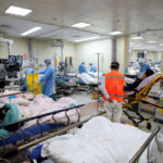 Medical-workers_patients_ICU_Beijing