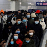 People-wearing-face-masks-commute