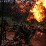 Ukrainian-servicemen-fire-a-mortar