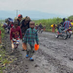 DRC_Goma_Civilians-carry-their-belongings