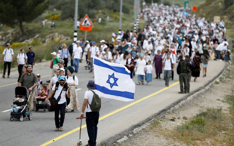 Thousands of Israelis march to illegal West Bank outpost as tensions mount