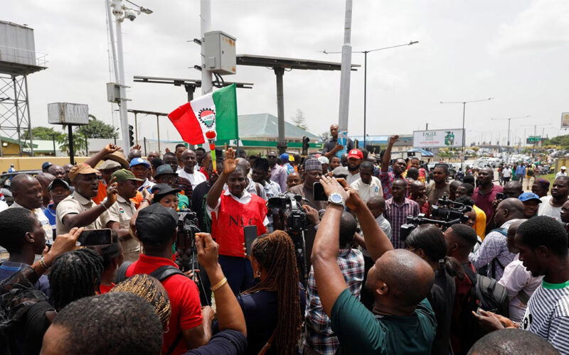 NIGERIA: Aviation workers strike delays flights