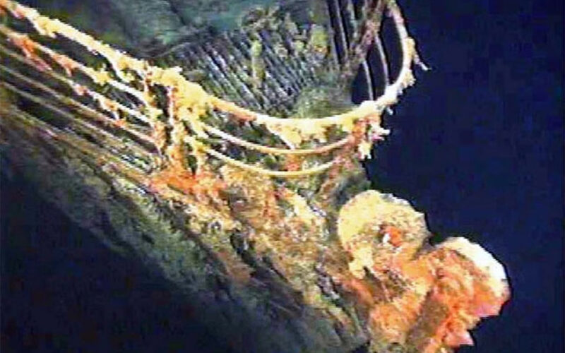 Ships, planes search for sub that went missing on trip to Titanic wreckage