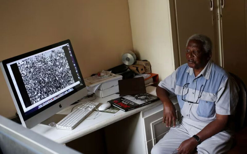 Peter Magubane, South African photographer who documented apartheid, dies aged 91