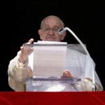 Pope-Francis-leads-the-Angelus-prayer