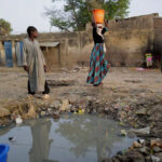 Chad_woman-with-water-containner