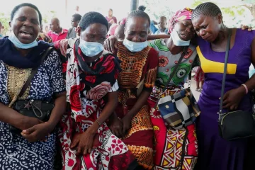 Kenyan families weep for starvation cult victims as first bodies released