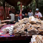 Egypt_volunteer distributes hot meals_ fasting public_holy month of Ramadan