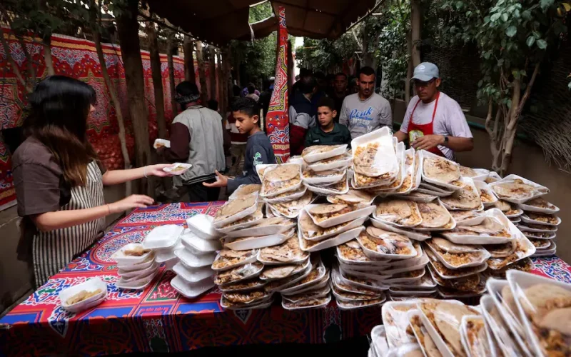 Egyptian charities dish out meals during Ramadan, despite soaring costs