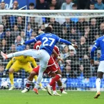 Evertons Idrissa Gueye scores