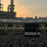 Mecca_Muslim pilgrims circle the Kaaba