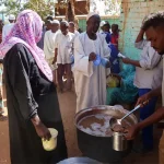 Volunteers distribute food to residents_Sudan