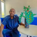 From roadside to table: the "Plastic Man" transforming plastic bottles into eye-catching decor Plastic_flowers_14