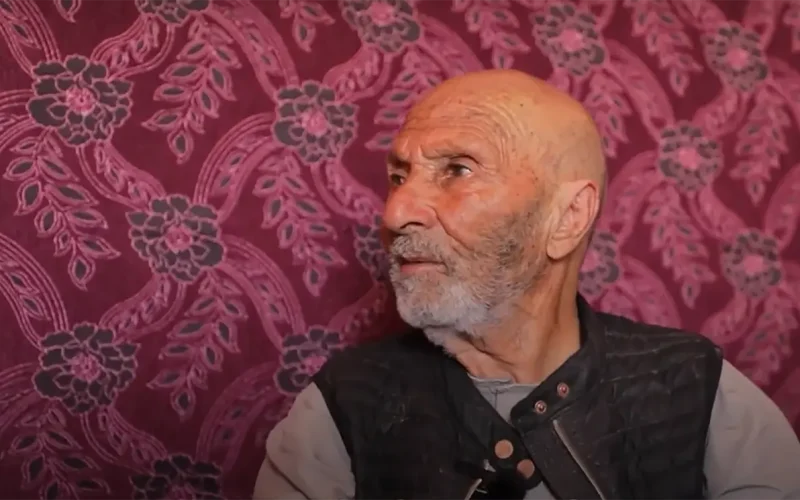 Syrian centenarian leads his family home as returns reach half a million