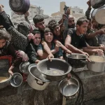 Palestinians_crowd_food