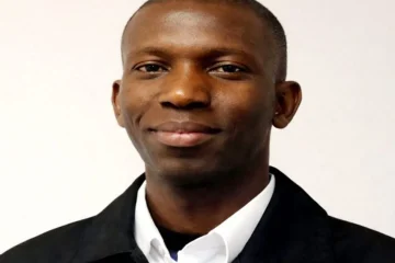 Gambian editor arrested and charged after photographing defendants outside court