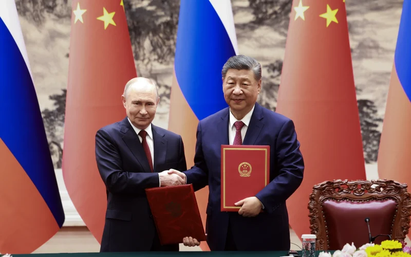 While the world burns, Xi and Putin meet: a summit at the axis of a new world order